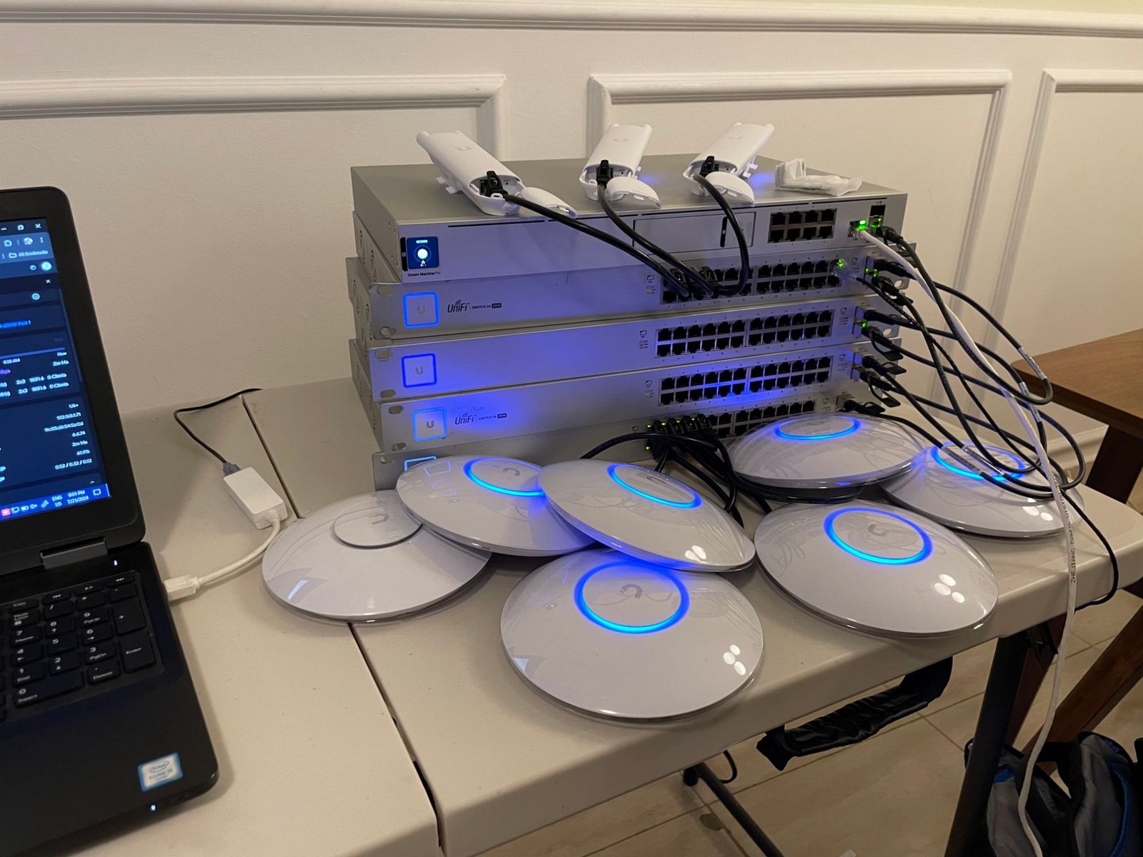 Equipos UniFi en preconfiguración: Dream Machine Pro, switches PoE de 24 puertos y access points encendidos